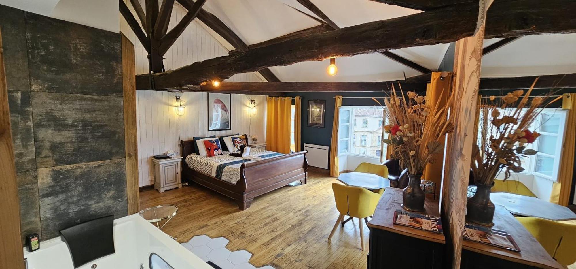 Suite Penthouse Romantique, Confolens, Charente Екстериор снимка